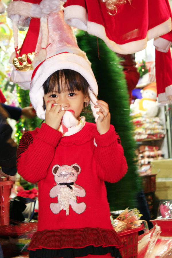 Em bé xúng xính trong bộ đồ ông già Noel Em bé xúng xính trong bộ đồ ông già Noel