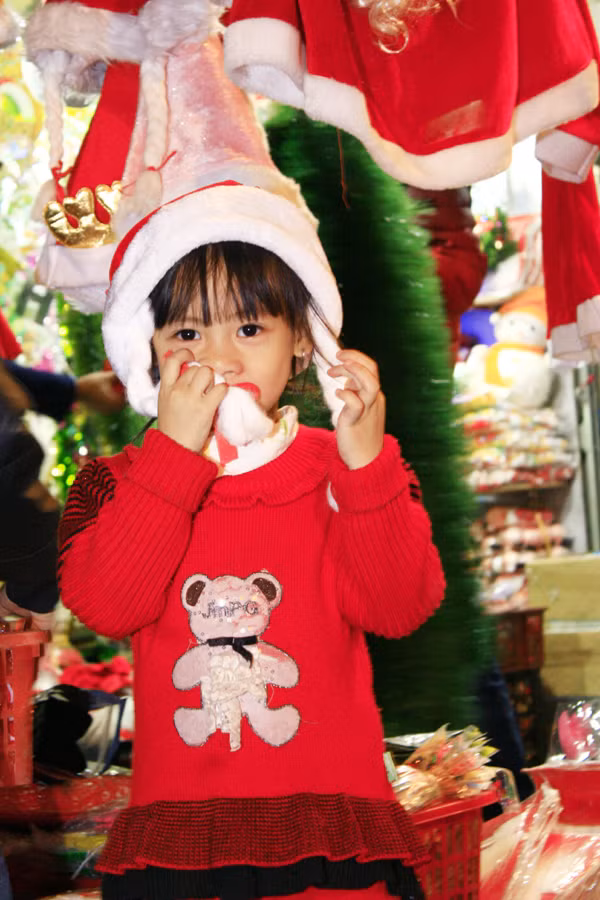 Em bé xúng xính trong bộ đồ ông già Noel