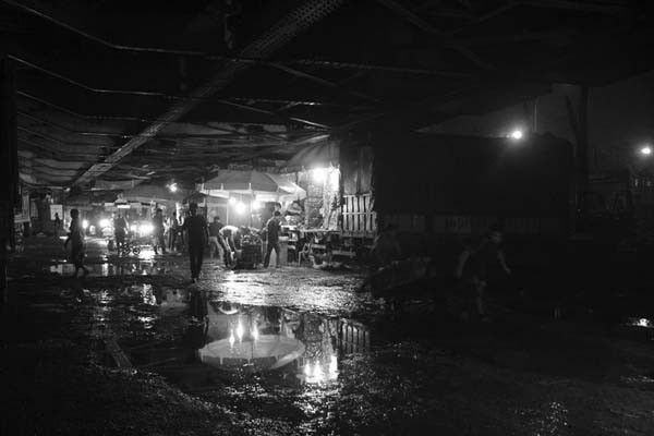 Mưa lạnh nhưng với những người cửu vạn đêm ở chân cầu Long Biên chỉ là... chuyện nhỏ Mưa lạnh nhưng với những người cửu vạn đêm ở chân cầu Long Biên chỉ là... chuyện nhỏ