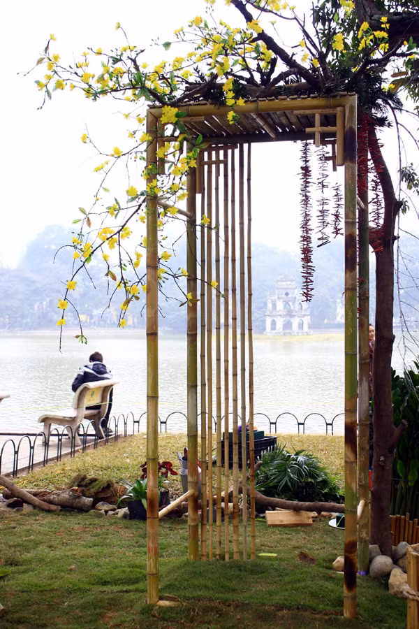 Mỗi năm một lần Hồ Gươm lại có dịp được trang hoàng như thế này