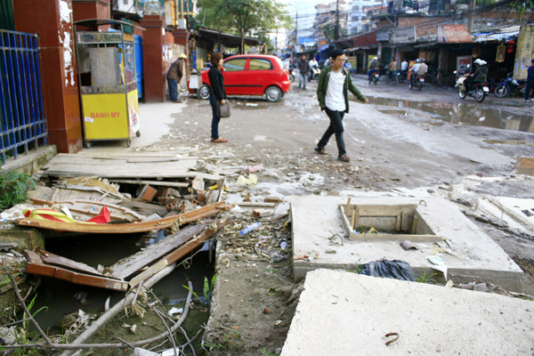Vật liệu xây dựng nằm chình ình giữa đường Vật liệu xây dựng nằm chình ình giữa đường