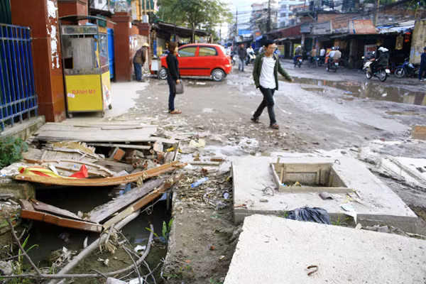 Vật liệu xây dựng nằm chình ình giữa đường