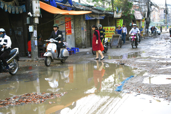 Đặc biệt, tại đoạn trước cổng trường Đại học Phương Đông, vật liệu xây dựng, cột điện, quán cóc vỉa hè xâm lấn lòng đường nên mặt đường hẹp càng hẹp hơn và ngổn ngang ổ trâu, ổ gà, thường xuyên ngập nước. Đặc biệt, tại đoạn trước cổng trường Đại học Phương Đông, vật liệu xây dựng, cột điện, quán cóc vỉa hè xâm lấn lòng đường nên mặt đường hẹp càng hẹp hơn và ngổn ngang ổ trâu, ổ gà, thường xuyên ngập nước.