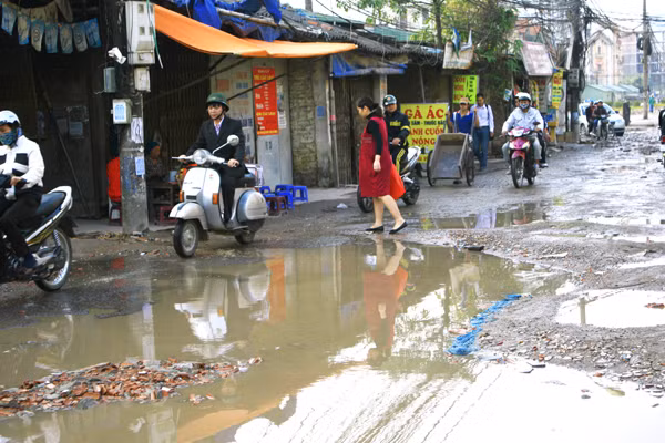 Đặc biệt, tại đoạn trước cổng trường Đại học Phương Đông, vật liệu xây dựng, cột điện, quán cóc vỉa hè xâm lấn lòng đường nên mặt đường hẹp càng hẹp hơn và ngổn ngang ổ trâu, ổ gà, thường xuyên ngập nước.