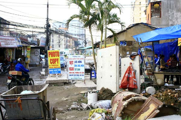 Trên phố Trung Kính, đồ ăn được bán ngay cạnh đống rác