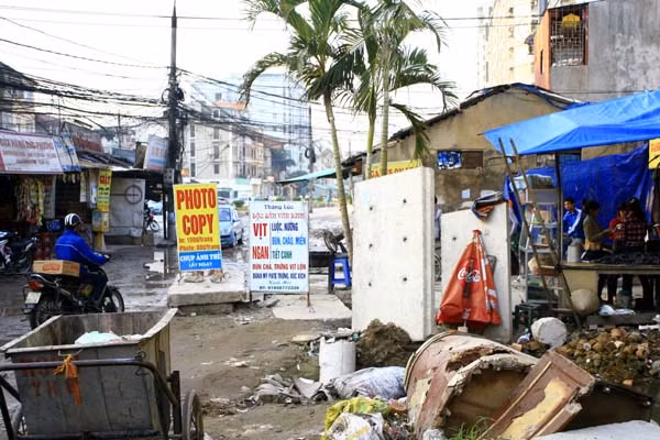 Trên phố Trung Kính, đồ ăn được bán ngay cạnh đống rác