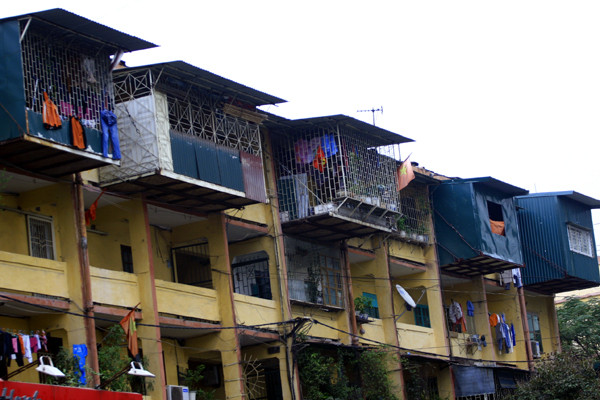 Sau khi hàng loạt sự cố công trình có hiện tượng lún, nứt, nghiêng có nguy cơ đổ sập bất cứ lúc nào, người dân tại các chung cư, các khu tập thể cũ ở Hà Nội vẫn vô tư cơi nới những "chuồng cọp", "chuồng chim".