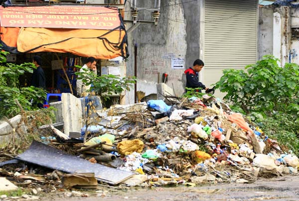 Nguyên nhân của tình trạng trên là do nhiều người quá vô ý thức và chưa có ai xử phạt dù đã có quy định mức phạt.