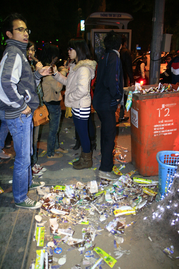 Mặc dù Noel năm nay không rầm rộ như năm trước nhưng lượng rác thì đủ khiến nhiều người phải "kinh sợ"