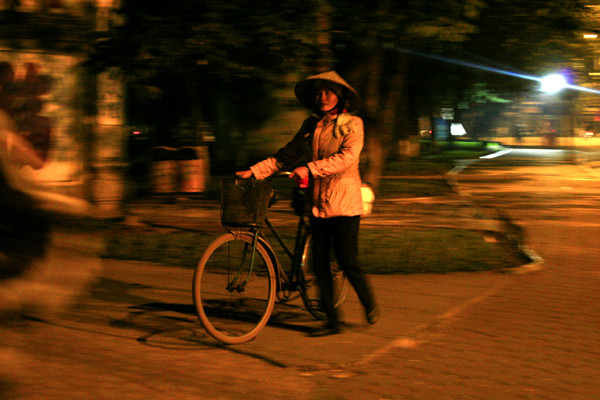 Đâu đó là những tiếng rao của những người bán hàng rong muộn Đâu đó là những tiếng rao của những người bán hàng rong muộn