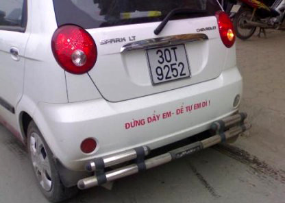 Chiếc ô tô này hẳn rất hay bị húc Chiếc ô tô này hẳn rất hay bị húc