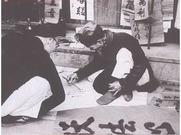 Ông đồ cho chữ dịp Tết Nguyên Đán - Ảnh: Sưu tầm