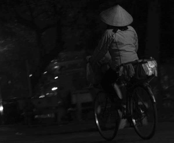 Ai xôi đây !!! Tiếng rao rơi vào không gian vắng lặng giữa đêm mưa lạnh thanh vắng Ai xôi đây !!! Tiếng rao rơi vào không gian vắng lặng giữa đêm mưa lạnh thanh vắng