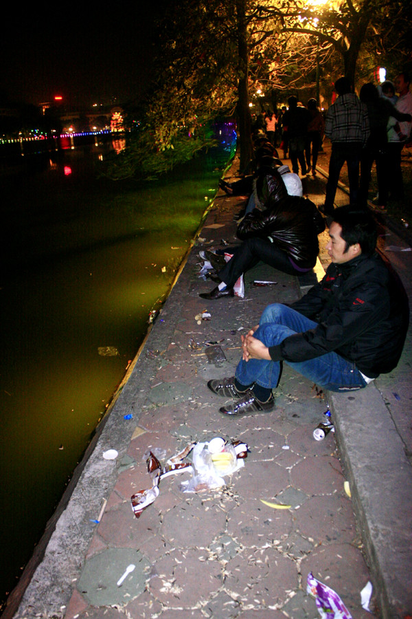 Các bạn trẻ vô tư xả rác cả trên bờ và dưới lòng hồ Gươm