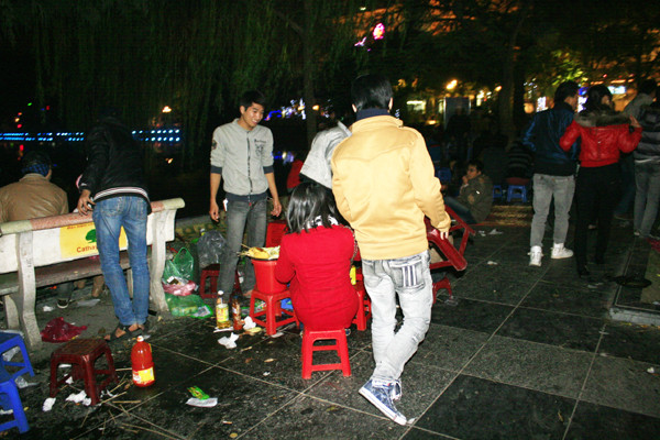 Sát đền Ngọc Sơn bất ngờ "mọc" lên rất nhiều quán nhậu