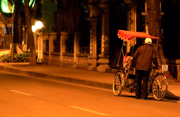 Một bác xích lô cố làm cuốc cuối cùng trong đêm