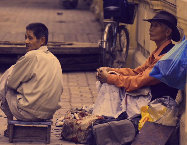 Hai bác thợ sửa giày ngồi ngóng người sửa giày giữa gió lạnh Hai bác thợ sửa giày ngồi ngóng người sửa giày giữa gió lạnh