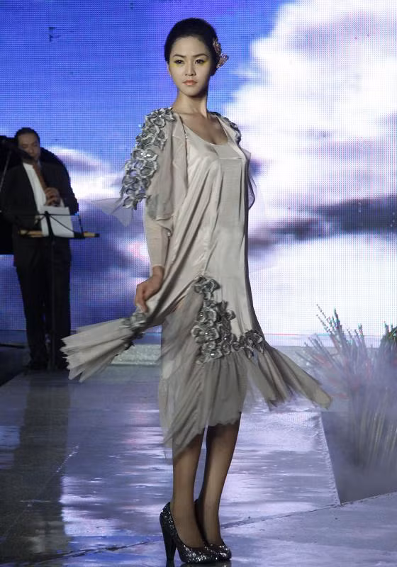 Lần này thì là phong cách thướt tha, mềm mại.