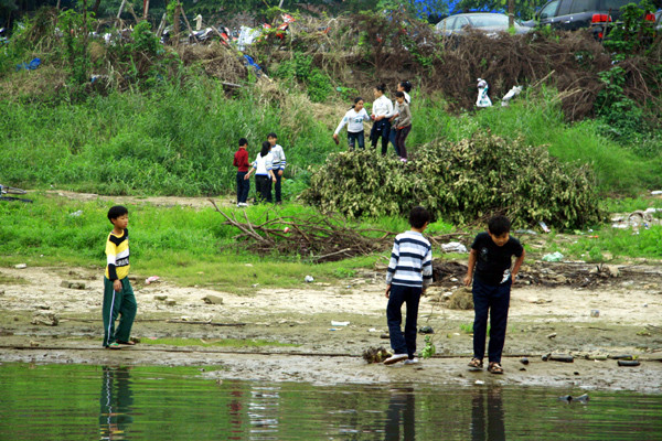 Cuộc sống thường nhật với Hà bá có lẽ đã quá quen nên các em không hề sợ hãi Cuộc sống thường nhật với Hà bá có lẽ đã quá quen nên các em không hề sợ hãi