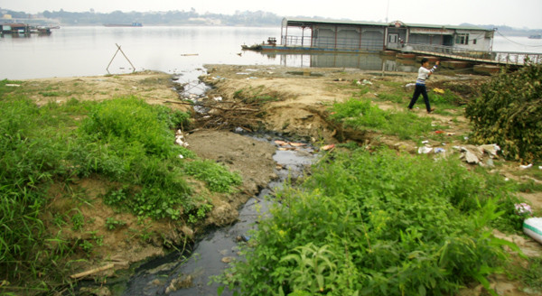 Bãi chơi của các em là rác và nước thối Bãi chơi của các em là rác và nước thối