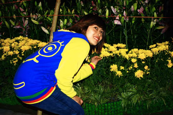 Mỗi người chỉ cần sờ nắn hoa một chút như thế này trong phố hoa 2012 cũng đủ cho hoa tan nát như những năm trước