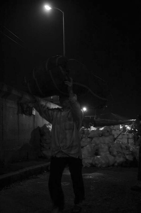 Với những bọc hàng to hơn cả người, những người cứu vạn nữ "vã mồ hôi'" giữa trời mưa lạnh Với những bọc hàng to hơn cả người, những người cứu vạn nữ "vã mồ hôi'" giữa trời mưa lạnh