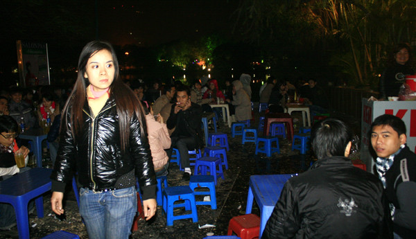 Chưa hiểu ai cấp phép cho việc các quán cóc, quán nhậu mọc lên trong đêm Noel, ngay giữa nơi "trái tim" của Hà Nội. Quang cảnh nơi đây trở nên nhếch nhác, bẩn thỉu.