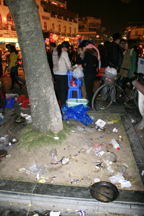 "Đồ nghề" của cánh hàng rong và các quán cóc mọc lên trong đêm Noel khiến cây xanh "ngạt thở"