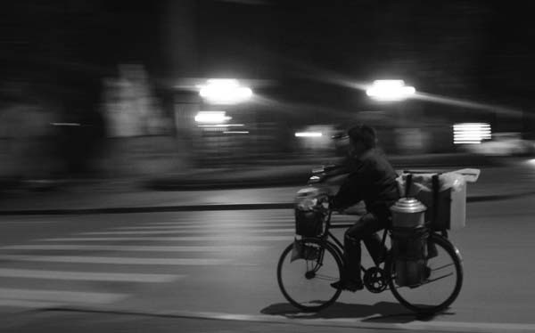 Hối hả, vội vã chỉ để tìm chút may mắn cuối cùng sau một ngày vất vả Hối hả, vội vã chỉ để tìm chút may mắn cuối cùng sau một ngày vất vả