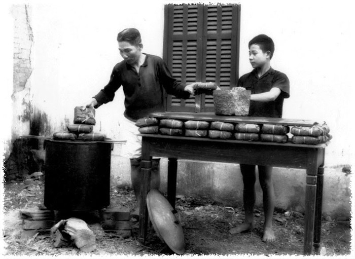 Gói bánh chưng cho ngày Tết là một trong những việc không thể thiếu của người Hà Nội xưa - Ảnh: Sưu tầm