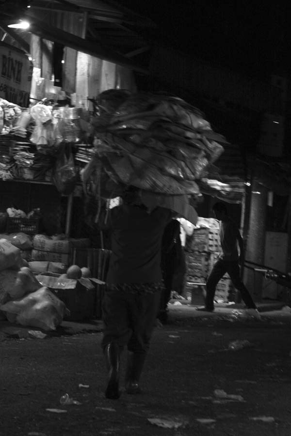 Ở chợ Long Biên, những người cửu vạn nữ mặc mưa rét vẫn băng băng những bọc hàng Ở chợ Long Biên, những người cửu vạn nữ mặc mưa rét vẫn băng băng những bọc hàng