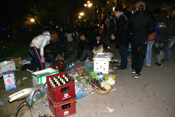 Người đi chơi Noel có "cầu" thì ngay lập tức những người bán có "cung" ngay tại chỗ bên Hồ Gươm