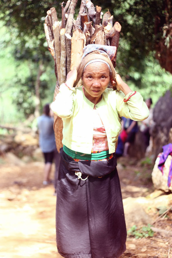 Một cụ bà người Mường cũng thuộc hàng "thất thập cổ lai hy" vẫn rất khỏe và đi địu củi như thanh niên