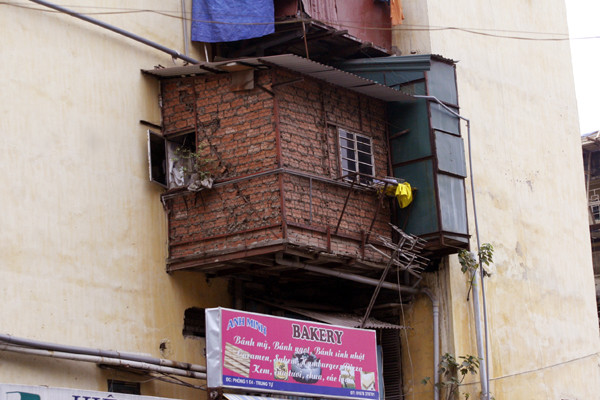 Nhiều hộ gia đình, cá nhân đã gia công sửa chữa, nâng cấp, cơi nới "chuồng cọp", đeo "ba lô"… khá tùy tiện. Nhiều nhà làm làm "chuồng cọp" treo có cả gạch bất chấp nguy hiểm.