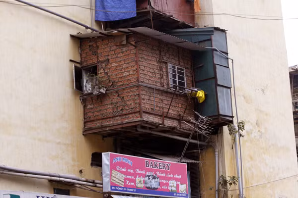 Nhiều hộ gia đình, cá nhân đã gia công sửa chữa, nâng cấp, cơi nới "chuồng cọp", đeo "ba lô"… khá tùy tiện. Nhiều nhà làm làm "chuồng cọp" treo có cả gạch bất chấp nguy hiểm.