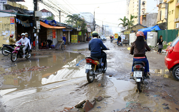 Muốn vượt qua những vũng nước lớn này, người đi đường phải thực sự khéo để tránh các vật thể lạ Muốn vượt qua những vũng nước lớn này, người đi đường phải thực sự khéo để tránh các vật thể lạ