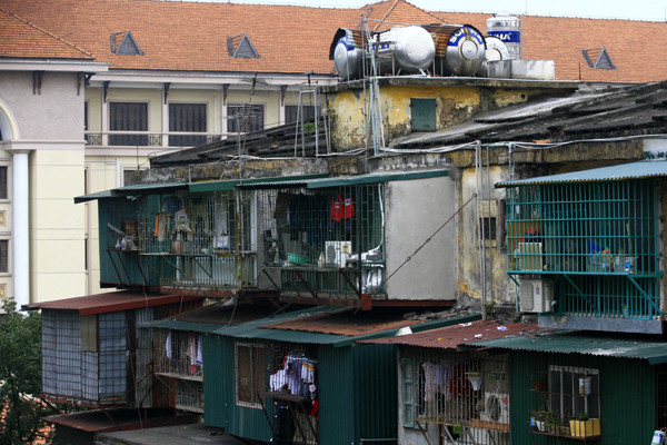 Rất nhiều hộ trong nhà chung cư đã xây bể, lắp đặt bồn chứa nước bằng tôn, i-nốc trên nóc nhà để dự trữ nước phục vụ sinh hoạt (ảnh), không chỉ làm ảnh hưởng khả năng chịu lực, độ an toàn của nhà chung cư, gây nguy hiểm cho người dân mà làm xấu cảnh quan đô thị.