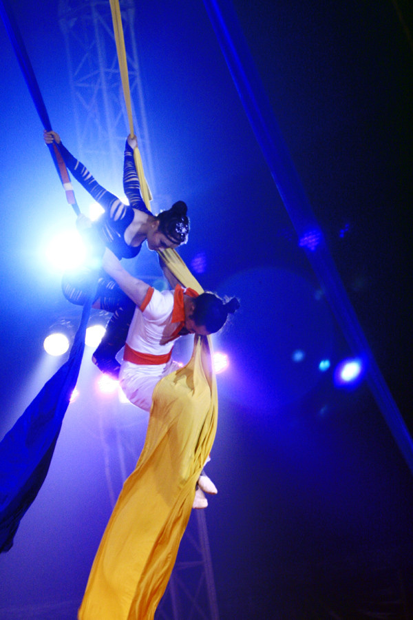 Bên cạnh đó là phần trình diễn ấn tượng của các nghệ sỹ Bên cạnh đó là phần trình diễn ấn tượng của các nghệ sỹ