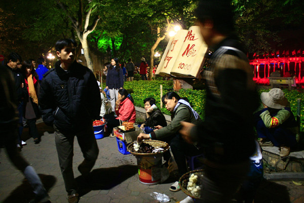 Hàng rong nhan nhản ở phố hoa Hàng rong nhan nhản ở phố hoa