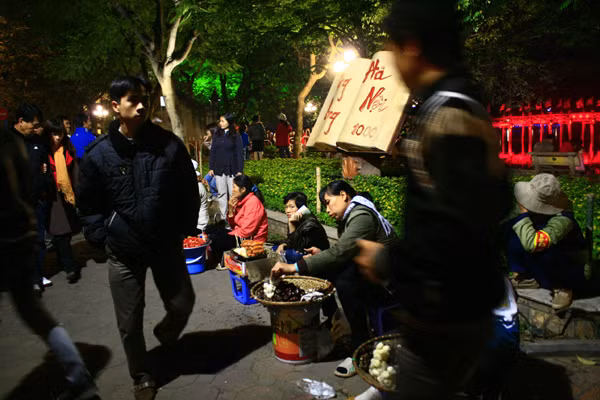 Hàng rong nhan nhản ở phố hoa