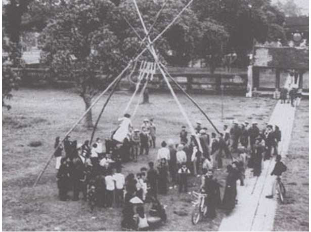 Trò chơi đánh đu xuất hiện mỗi dịp Tết - Ảnh: Sưu tầm