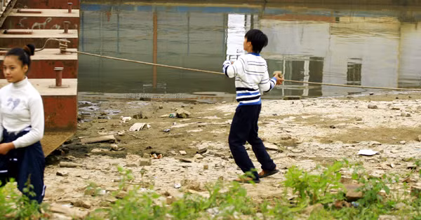 Không có cha mẹ bên cạnh, những đứa trẻ ở bãi giữa có những trò chơi với... gạch đá