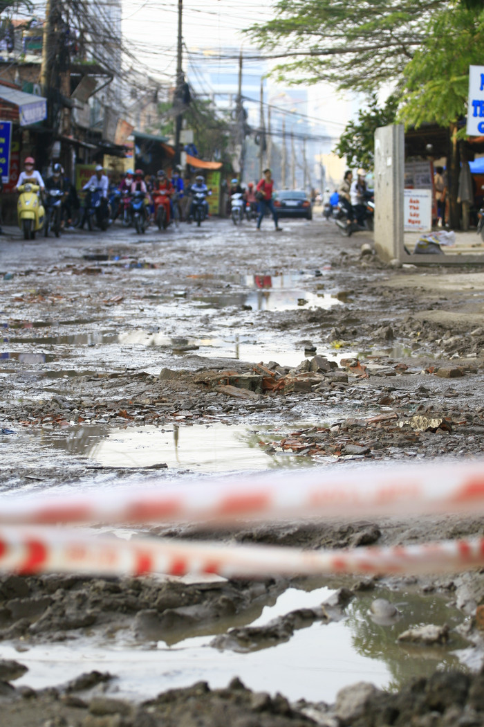 Suốt cả một đoạn đường dài bùn đất, nước đọng không thoát được khiến những người dân sống ở đây mệt mỏi và chưa biết khi nào mới thoát được cảnh này Suốt cả một đoạn đường dài bùn đất, nước đọng không thoát được khiến những người dân sống ở đây mệt mỏi và chưa biết khi nào mới thoát được cảnh này