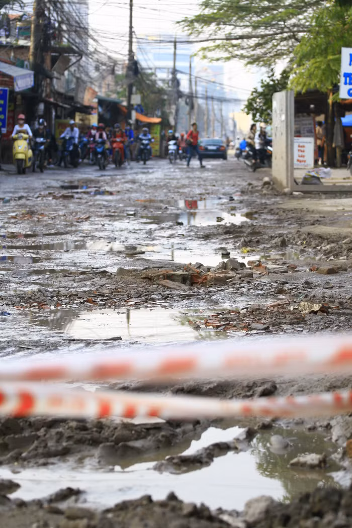 Suốt cả một đoạn đường dài bùn đất, nước đọng không thoát được khiến những người dân sống ở đây mệt mỏi và chưa biết khi nào mới thoát được cảnh này