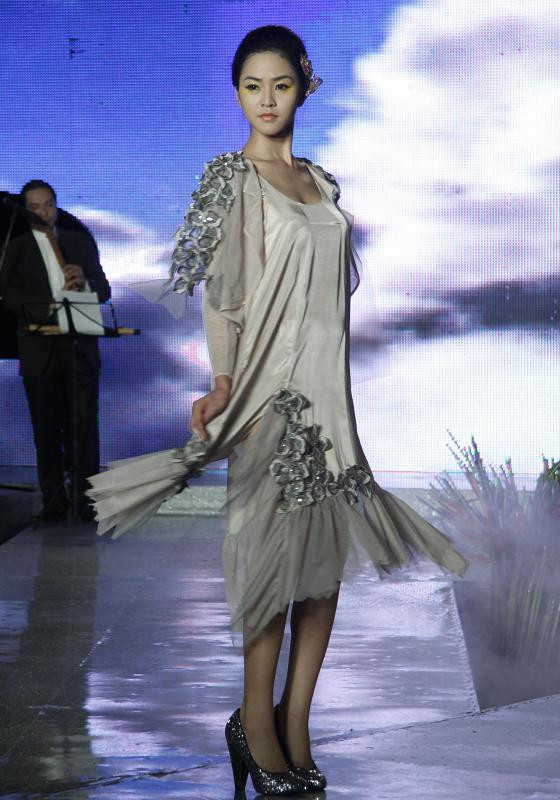 Lần này thì là phong cách thướt tha, mềm mại.