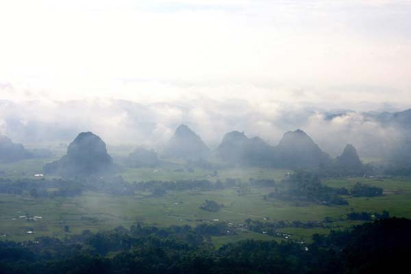 Lũng Vân còn có tên gọi là Thung mây bởi thung lũng này quanh năm mây phủ trắng xóa. Lưng trời Lũng Vân (huyện Tân Lạc - Hòa Bình) quanh năm mây phủ, thường được gọi bằng cái tên kỳ lạ khác là: Thung lũng trường thọ, thung lũng của những người tuổi già dường như bất tận.