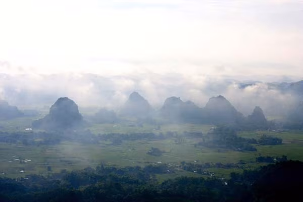 Lũng Vân còn có tên gọi là Thung mây bởi thung lũng này quanh năm mây phủ trắng xóa. Lưng trời Lũng Vân (huyện Tân Lạc - Hòa Bình) quanh năm mây phủ, thường được gọi bằng cái tên kỳ lạ khác là: Thung lũng trường thọ, thung lũng của những người tuổi già dường như bất tận.