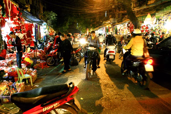 Những con phố quà tặng nổi tiếng của Hà Nội rực rỡ ánh đèn và đông đúc người đi lại mua bán đồ Giáng sinh