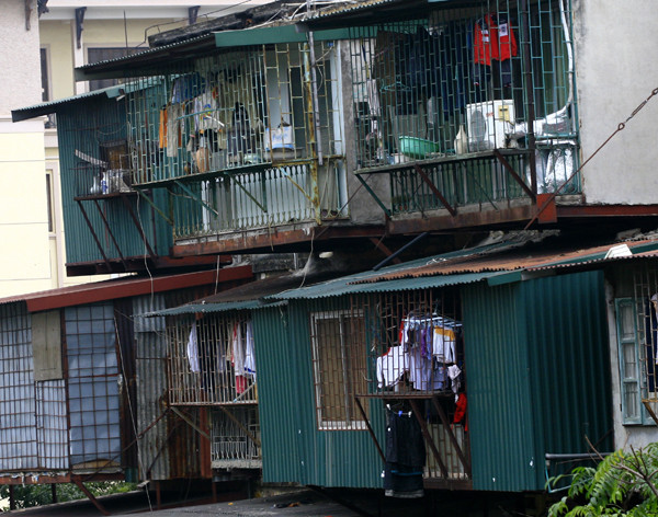 Đối với những nhà chung cư này, tình trạng "cha chung không ai khóc" biểu hiện rất rõ. Mạnh nhà nào nhà ấy làm.