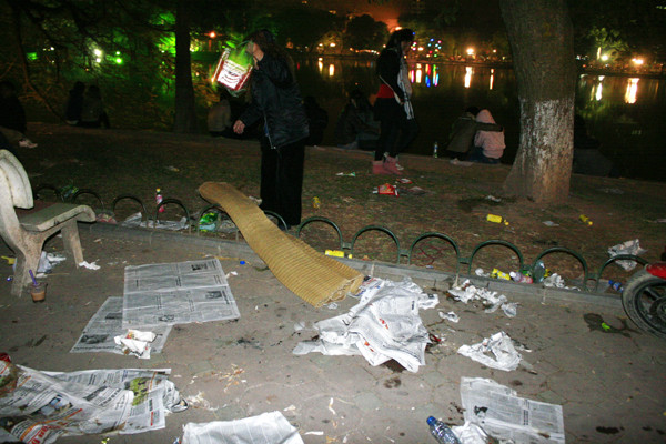 Giấy báo dùng để lót chỗ ngồi ngập ngụa khắp nơi